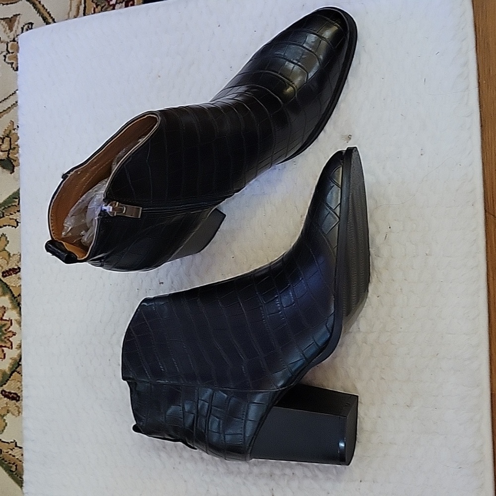 Women's black textured vegan leather ankle boots zippers round toe 8.5/9 Ne w…